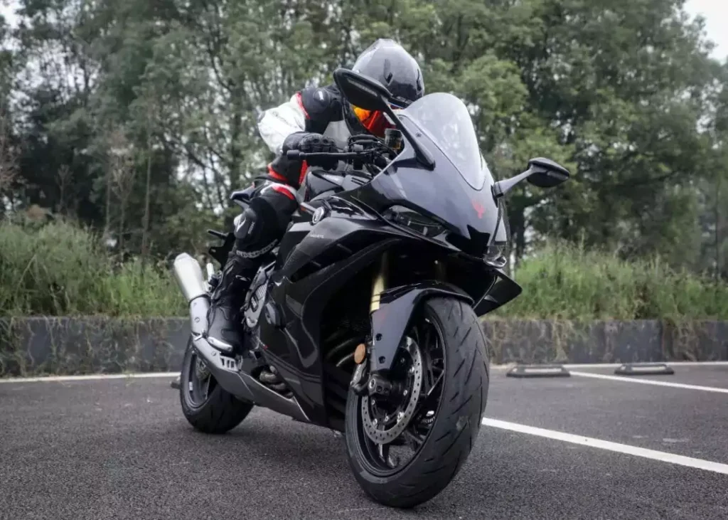 RR660S Exterior - Front